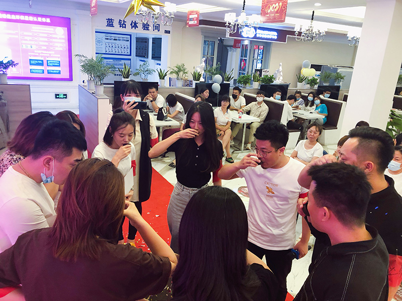 3王君店面喝可乐.jpg