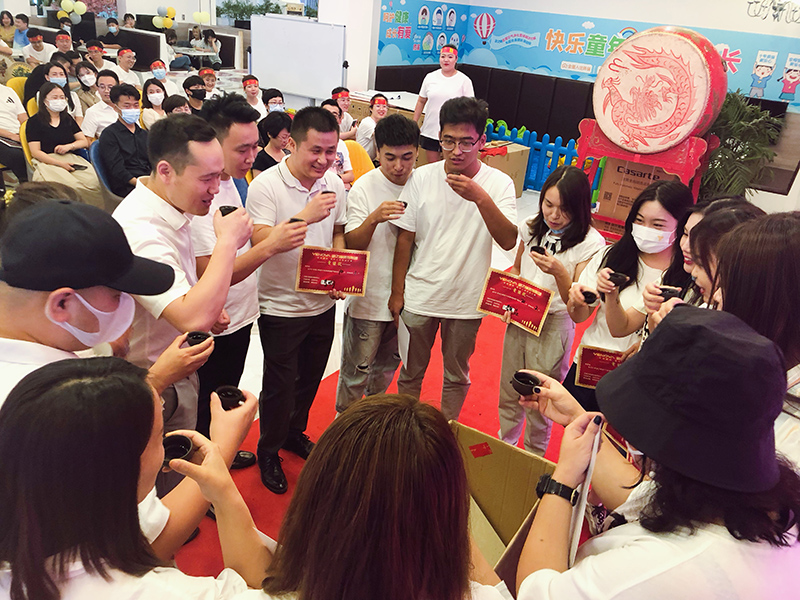 7马冬店面喝可乐.jpg